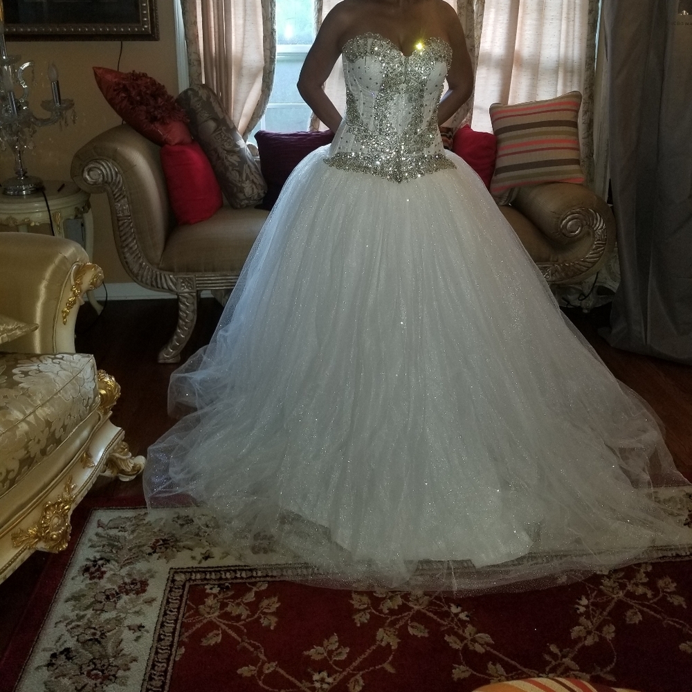WEDDING DRESS - Picture 2 of 6